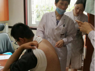 南京华肤皮肤病医院专家详解:毛囊炎会传染吗？